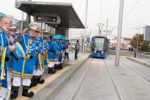 La murga Ni Fú Ni Fá en la parada Hospital Universitario de Canarias.