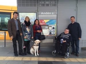 Representantes de Metrotenerife y de diversos colectivos de discapacidad en la parada El Cardonal.