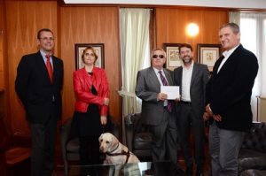 Autoridades del Cabildo Insular de Tenerife y Metrotenerife entregan los bonos a representantes de la ONCE. 