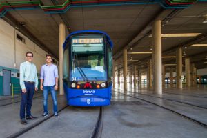Rafael Muñoz, nuestro director Financiero, y el estudiante Álvaro Bustabad en nuestras cocheras junto a un tranvía. 