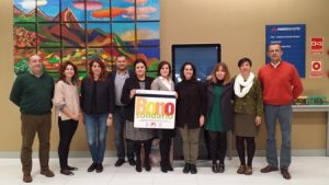 Responsables de Metrotenerife y de distintos colectivos sociales posan en la recepción de nuestra empresa. 