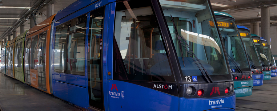 Tranvías estacionados en las cocheras de Metrotenerife.